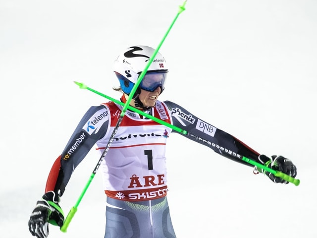 Kristoffersen kreuz jubelnd die Skistöcke