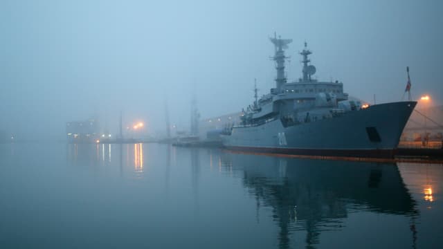 Russisches Kriegsschiff ankert in der Dämmerung