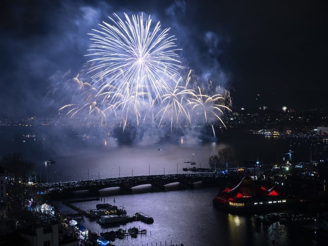 Das Feuerwerk im Zürcher Seebecken.