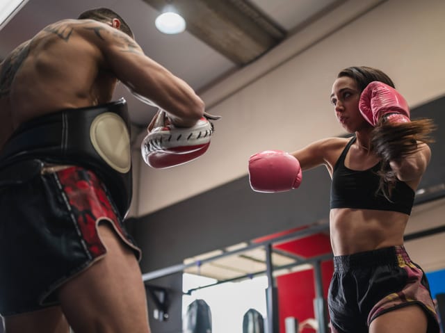 Frau und Mann bei Boxtraining