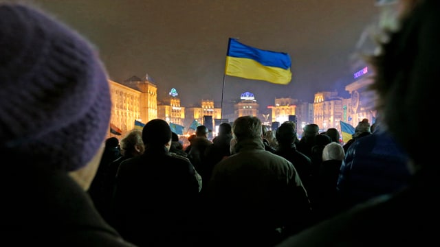 Pro-europäische Demonstranten stehen Mitte Dezember 2013 auf dem Unabhängigkeitsplatz, dem Maidan, in Kiew. Sie wollen eine nähere Anbindung an Europa. (reuters)