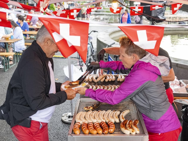 Grillstand mit Bratwurst und Cervelat.