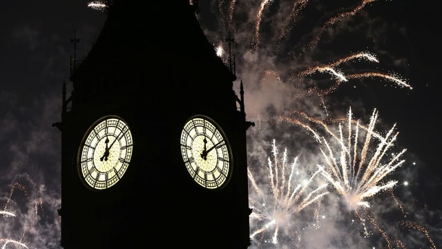 Big Ben Zifferblatt, dahinter Feuerwerk