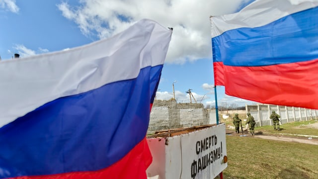 Zwei russische Fahnen im Wind