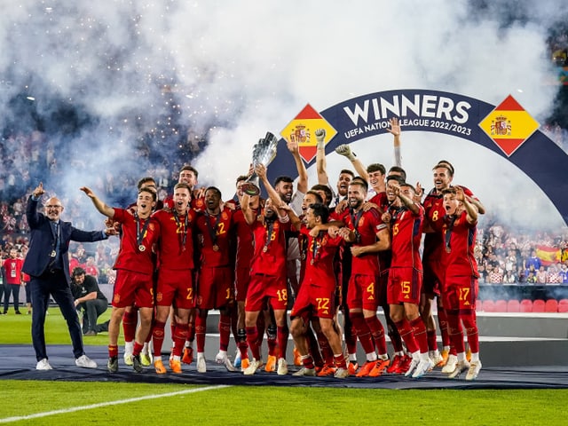 Spanisches Fussballteam feiert UEFA Nations League 2022/2023 Sieg mit Trophäe.