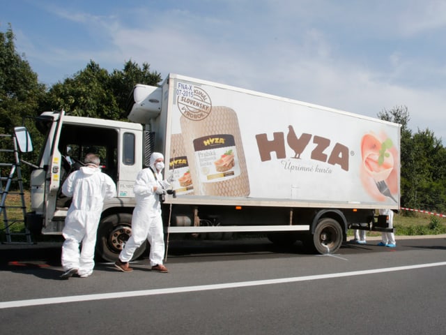 Ein Kühllastwagen steht auf dem Pannenstreifen einer Autobahn