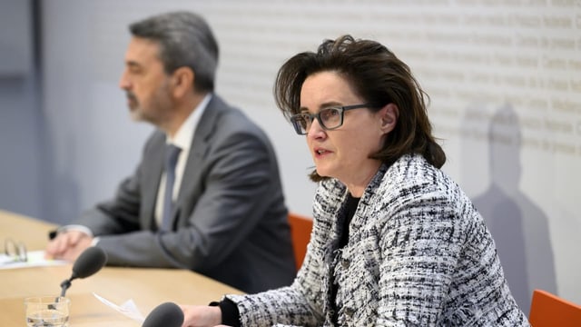 Finma-Direktor Urban Angehrn (links) und Verwaltungsratspräsidentin Marlene Amstad (rechts).