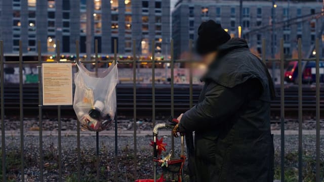 Der obdachlose Moritz auf einer Fotografie von hinten.