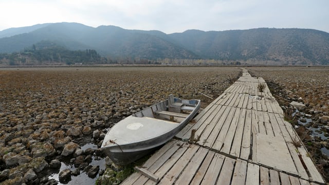 Ausgetrocknetes Flussbett und Boot.