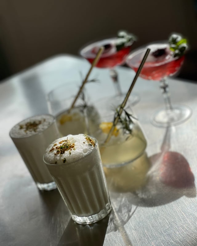 Drei verschiedene Cocktails. 