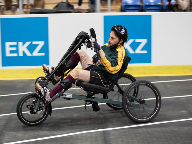 Ein Mann bestreitet das Velorennen mit elektrischer Muskelsimulation 