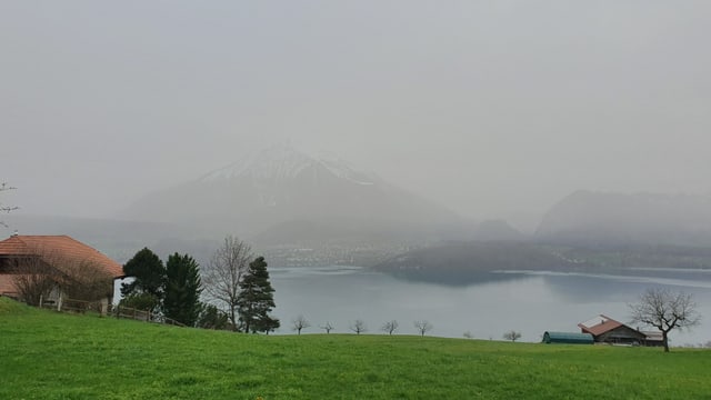 Von Sigriswil aus ist der Niesen im Saharastaub kaum noch zu sehen.