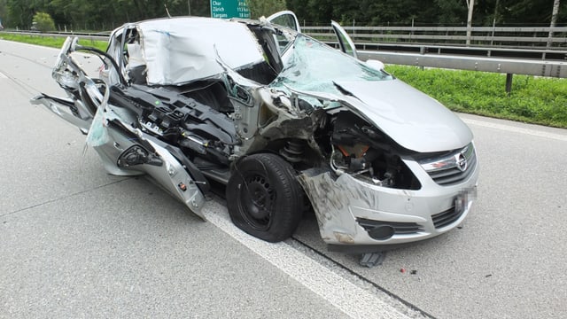 Ein kaputtes Auto, nach einem Unfall.