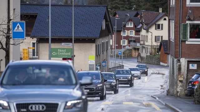 Auf dem Bild sind Autos auf einer Strasse zu sehen.