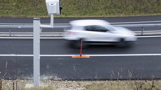 Ein verschwommens Auto, während der Fahrt aufgenommen.