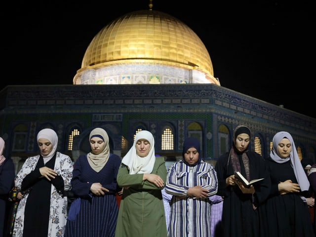 Palästinenserinnen beten vor einer Moschee.