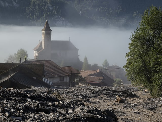 Eine Gerölllawine hat Teile des Dorfes Brienz oberhalb der Kirche verschüttet.