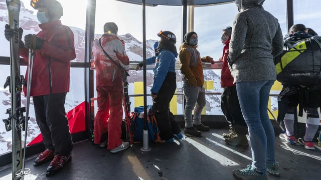 Menschen in einer Bergbahn.