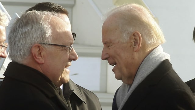 Der ehemalige Schweizer Wirtschaftsminister Johann Schneider-Ammann im Gespräch mit dem damaligen US-Vizepräsident Biden 2016 am WEF.