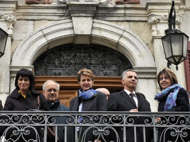 Gruppenfoto auf einem Balkon.