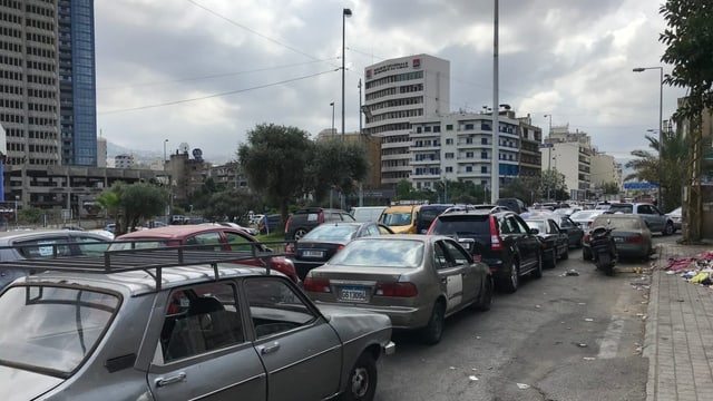 Autos stehen in Schlangen