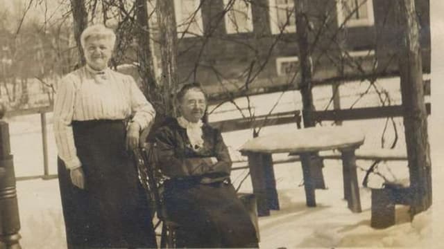 Zwei Frauen im winterlichen Garten.