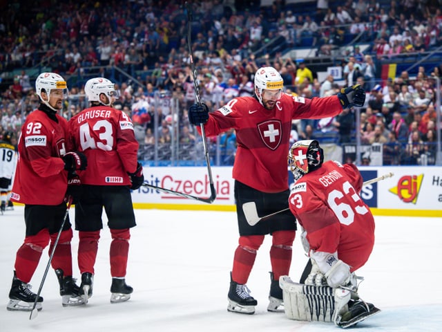 Roman Josi will Goalie Leonardo Genoni in die Arme nehmen.