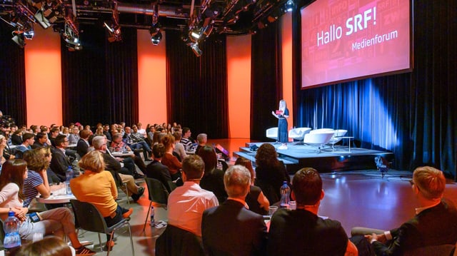 Sarah Christen (Produzentin und Projektleiterin Bereich Jugend, SRF) eröffnet das «Hallo SRF! Medienforum» im Studio 5.