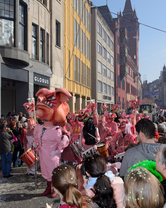 Tambourmajor mit einem Schweinekopf.