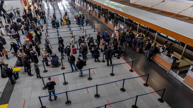 Menschenschlangen am Flughafen.