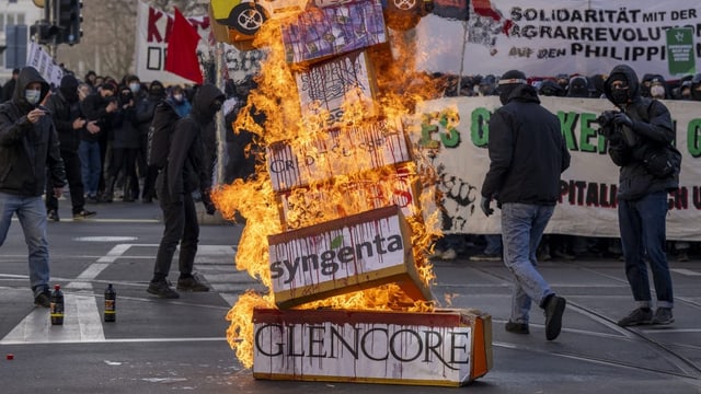 Banken, Rohstofffirmen oder Nahrungsmittelkonzerne dienen häufig als Symbol gegen das kapitalistische System.