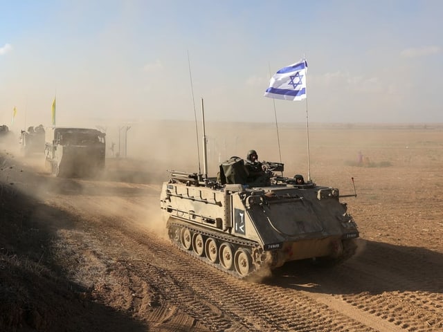 Israelische gepanzerte Mannschaftstransporter (APCs) manövrieren in einem Gebiet entlang der Grenze zum Gazastreifen im Süden Israels.