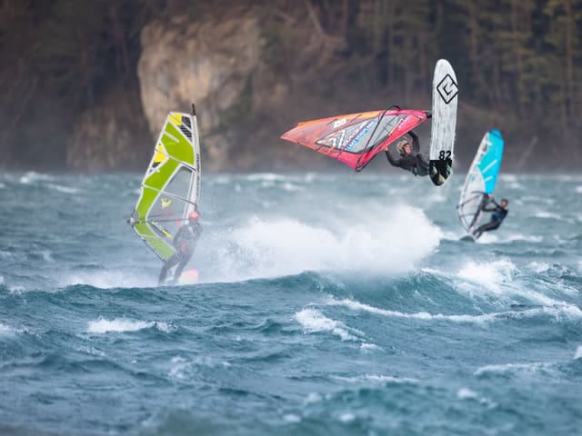 Surfer, die auf unruhigem See surfen.