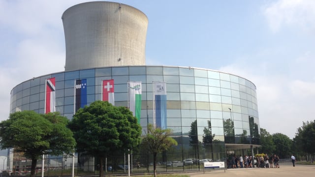 Arbeiter vor dem Kernkraftwerk Leibstadt