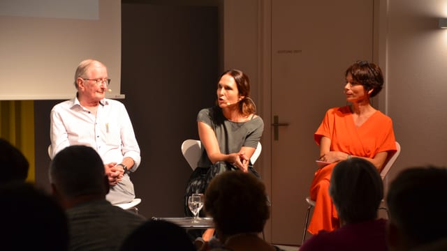 Matthias Lauterburg, Daniela Püntener und Simone Hulliger. unterhalten sich auf der Bühne