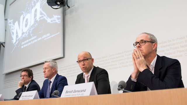 Vertreter von SVP, CVP, FDP und BDP warnten in Bern vor der «extremen Ausstiegsinitiative».