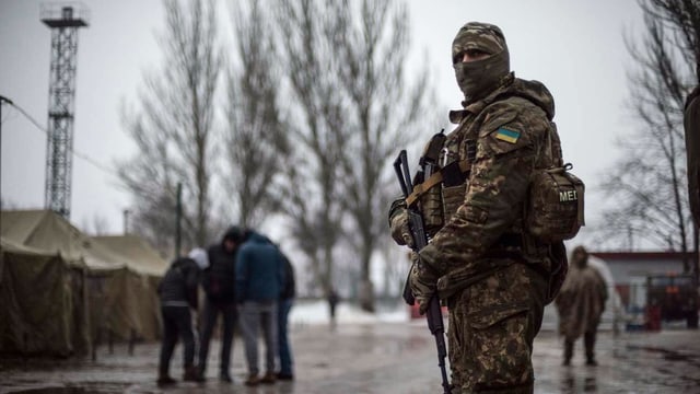 Militärangehöriger auf Strasse.