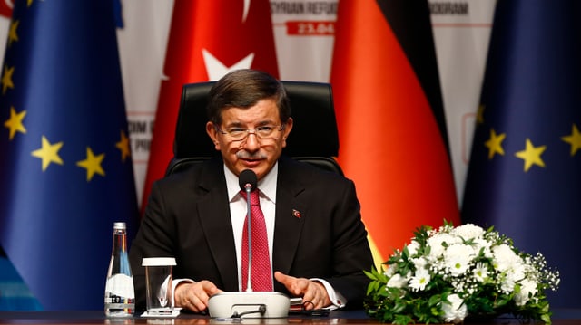 Der türkische Ministerpräsident Ahmet Davutoglu an der Pressekonferenz. (reuters)