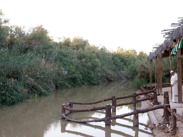 Franziskus am Jordan-Fluss