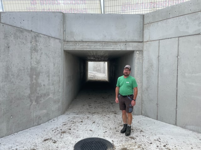 Der Bauer Zeno Stadler vor seinem neuen Kuh-Tunnel.