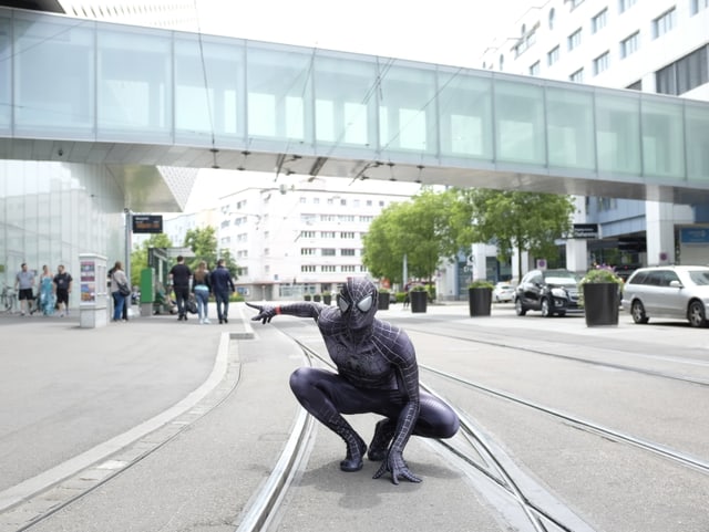 Spiderman auf der Strasse lauernd.