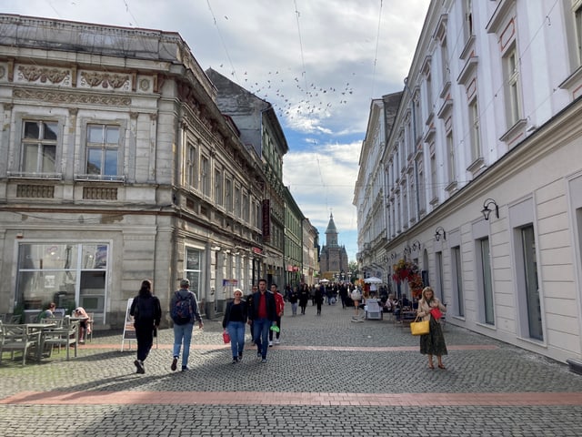 In den barocken Gassen von Timisoara tummeln sich Menschen.