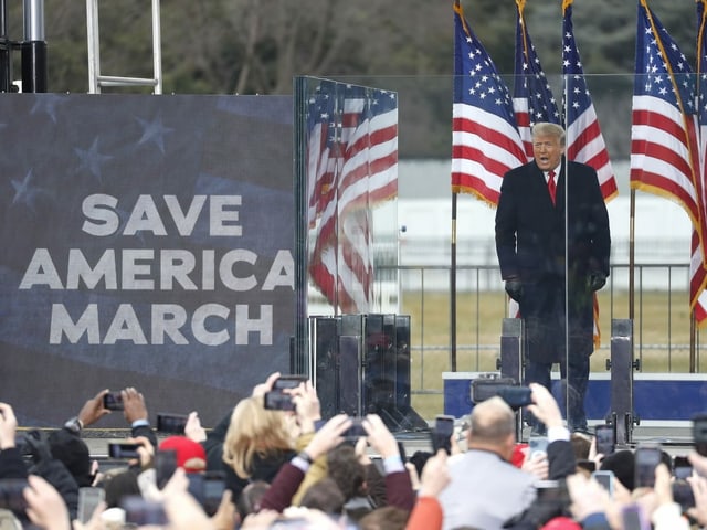 Donald Trump spricht vor Anhängern.