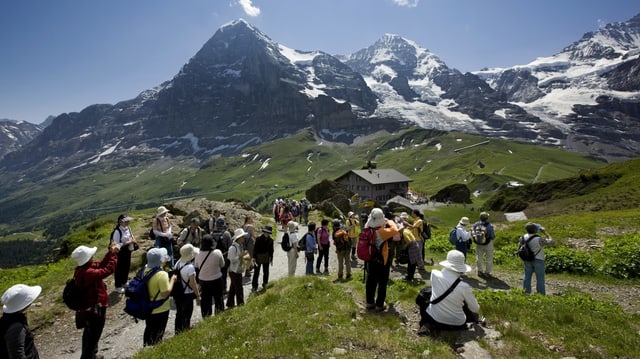 Wanderer vor dem Dreigestirn Eiger Mönch und Jungfrau.