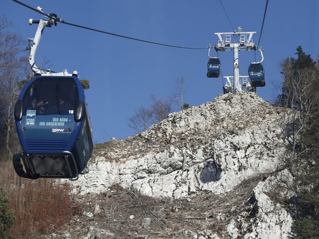 Blaue Gondeln der Weissensteinbahn.