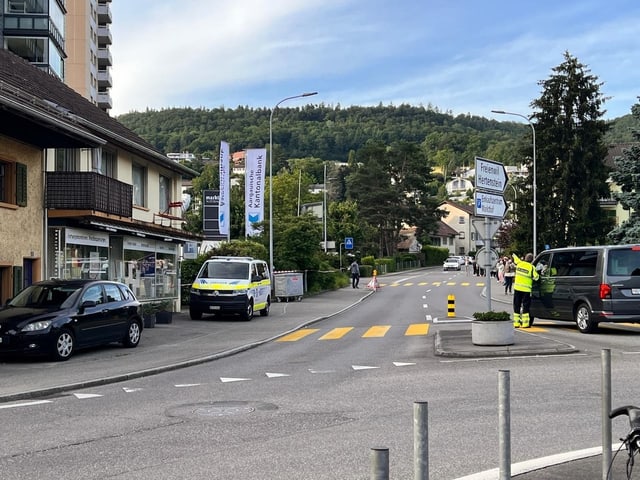 Rettungskräfte auf Strasse.