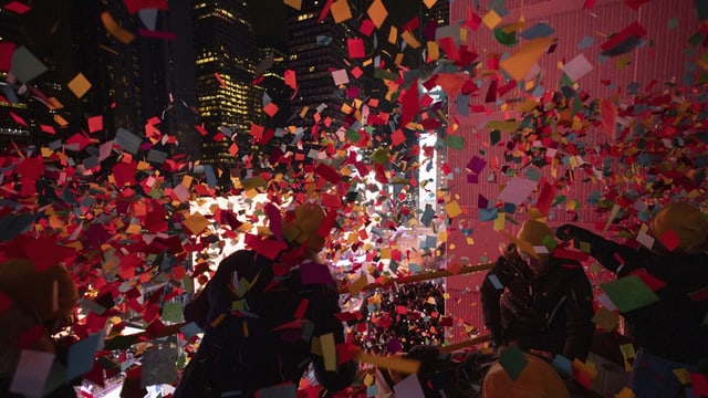 Auf dem New Yorker Times Square fliegt um Mitternacht Konfetti.