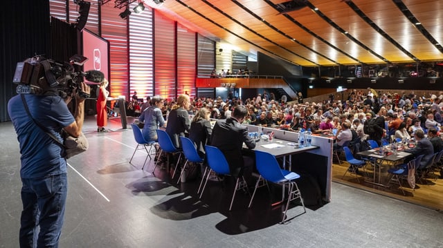 Hunderte Gäste im Kongresszentrum in Biel