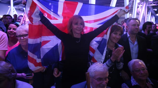 Ein Frau hält eine britische Flagge.