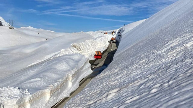 Der Nufenenpass im Juni 2024. Es liegt immer noch meterhoch Schnee